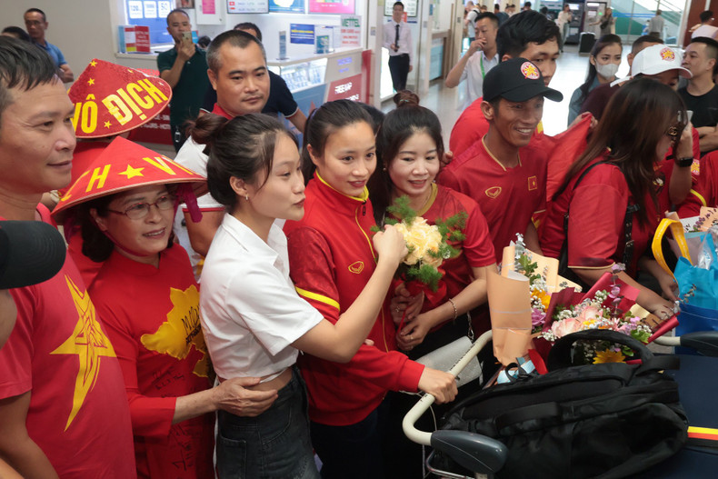 Fans take selfies with Hoang Thi Loan. Fans take selfies with Hoang Thi Loan.