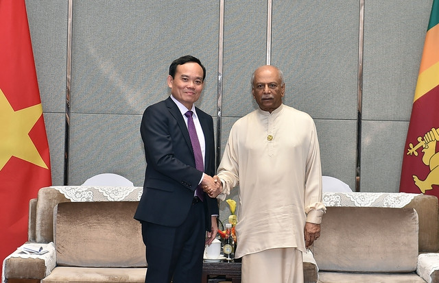 Deputy Prime Minister Tran Luu Quang (left) meets Sri Lankan Prime Minister Dinesh Gunawardena on August 16 (Photo: VGP)