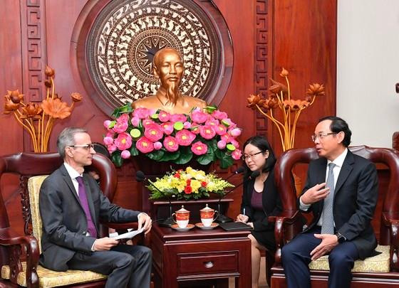 Secretary of the Ho Chi Minh Party Committee Nguyen Van Nen receives Consuls General of Switzerland Werner Bardill. (Photo: sggp) Secretary of the Ho Chi Minh Party Committee Nguyen Van Nen receives Consuls General of Switzerland Werner Bardill. (Photo: sggp)