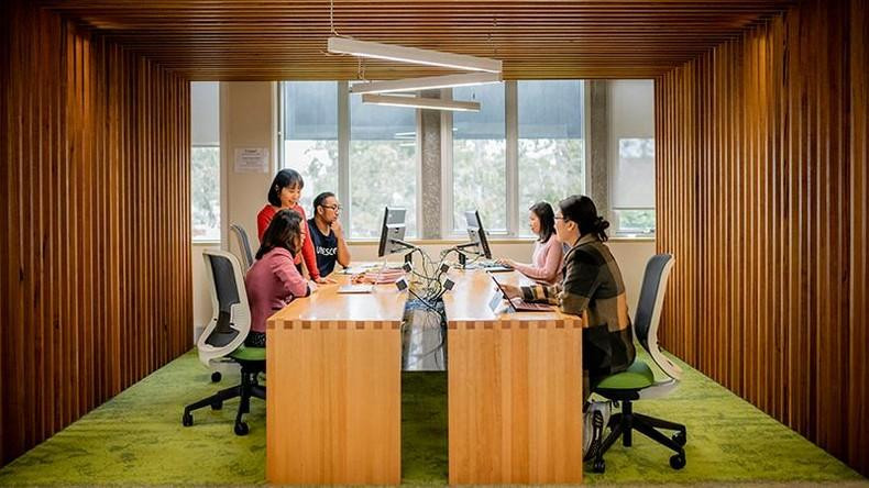 Professor Ly Tran and International students at Burwood Campus, Deakin University