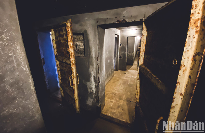 Faced with the increasingly fierce battle against the US imperialists, the Editorial Board of Nhan Dan Newspaper, decided to urgently build a basement right at the Nhan Dan headquarters, so that the Party newspaper could be published under any circumstances.