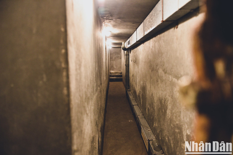 The basement is 3m deep underground and about 1m wide. The two sides of the tunnel are poured with concrete, while the ceiling is concreted with steel mesh. The space in the middle of the basement is about 10m2 wide for editing and sketching daily newspapers. The entire surface of the tunnel is covered with soil.