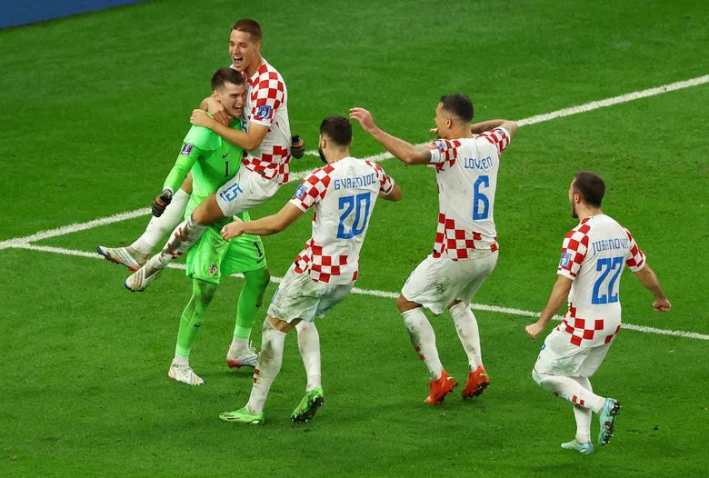 Croatia's Dominik Livakovic celebrates with Mario Pasalic, Josko Gvardiol, Dejan Lovren and Josip Juranovic after winning the penalty shootout and progressing to the quarter finals. REUTERS/Lee Smith