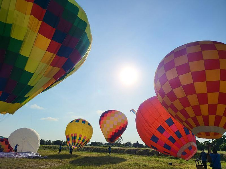 The hot air balloons prepare for the performance at the festival.