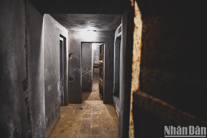 Anyone entering the yard of the Newspaper does not expect that under the courtyard next to the ancient banyan tree there is also a small editing room.