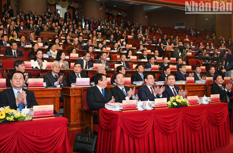 Chairman of the National Assembly Vuong Dinh Hue, Permanent member of the Party Central Committee’s Secretariat Vo Van Thuong, Standing Vice Chairman of the National Assembly Tran Thanh Man, President of the Ho Chi Minh National Academy of Politics Nguyen Xuan Thang, Head of the Party Central Committee’s Commission for Communication and Education Nguyen Trong Nghia at the workshop.
