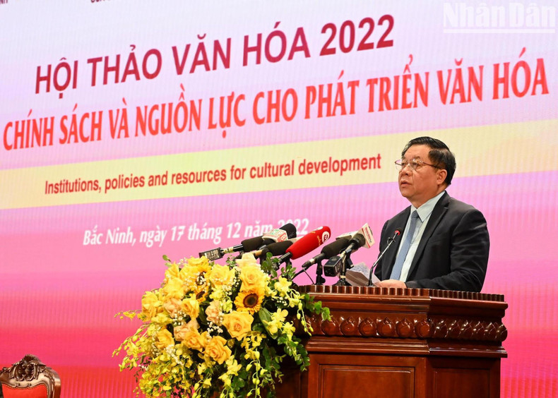 Head of the Party Central Committee’s Commission for Communication and Education Nguyen Trong Nghia presents a speech on the Party’s guidelines and some orientations to perfect institutions and policies as well as promote resources to build the Vietnamese culture imbue with nationalism, democracy, humanity and science.