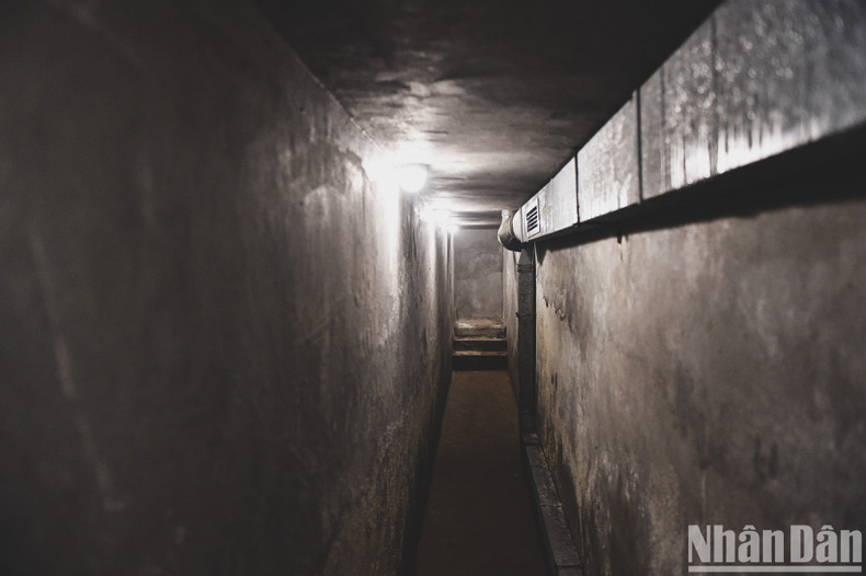 Front reporters were almost present at this basement from early morning to late evening, on the last days of December 1972, to be ready to receive their duties.