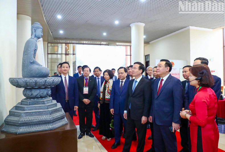 Chairman of the National Assembly Vuong Dinh Hue, Permanent member of the Party Central Committee’s Secretariat Vo Van Thuong and other delegates attend the exhibition entitled “History of Bac Ninh Province through World Documentary Heritage”.