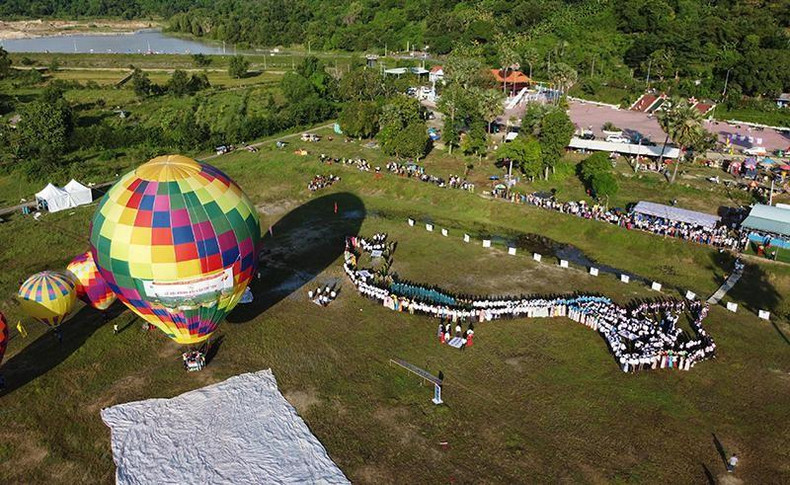 An S-shaped map of Vietnam made up of 600 people