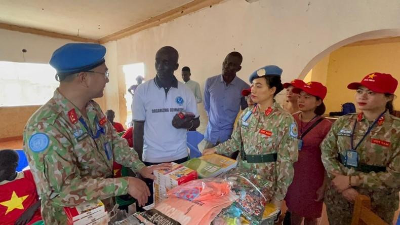 Officers and staff of Level-2 Field Hospital No. 4 prepare gifts for students in South Sudan (Photo: Field Hospital 2.4) Officers and staff of Level-2 Field Hospital No. 4 prepare gifts for students in South Sudan (Photo: Field Hospital 2.4)
