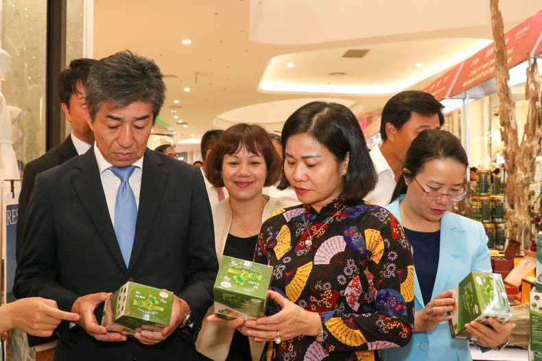 Nguyen Thi Tuyen, Member of the Party Central Committee and Permanent Deputy Secretary of the Hanoi Party Committee, and Nakagawa Tetsuyuki, General Director of Aeon Mall Vietnam Co., Ltd., visit the product display booths at the fair. (Photo: NHAT QUANG)
