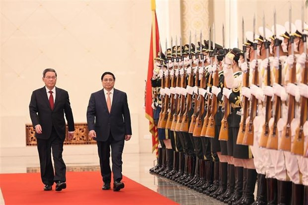 Chinese Premier Li Qiang and Vietnamese Prime Minister Pham Minh Chinh review guard of honour (Photo: VNA) Chinese Premier Li Qiang and Vietnamese Prime Minister Pham Minh Chinh review guard of honour (Photo: VNA)