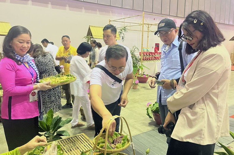 Guests delighted to enjoy the traditional dishes. Guests delighted to enjoy the traditional dishes.