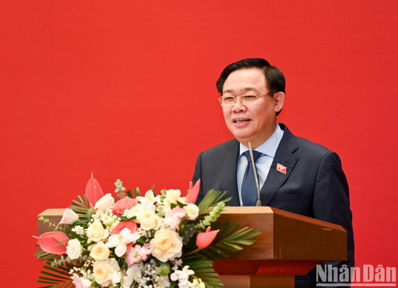 National Assembly Chairman Vuong Dinh Hue speaks at the meeting.