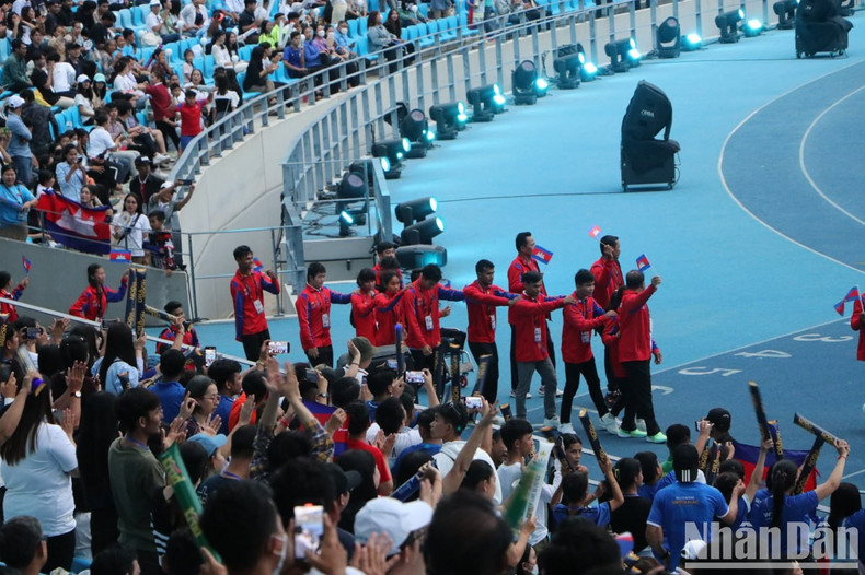The Vietnam Disabled People's Sports Delegation marched at the closing ceremony.