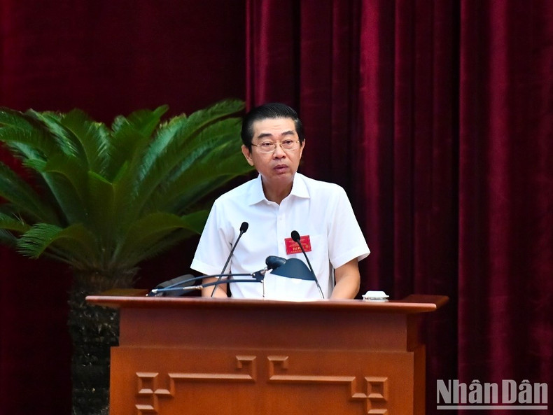 Vo Van Dung, Deputy Head of the Communist Party of Vietnam Central Committee’s Commission for Internal Affairs presents the report at the conference.