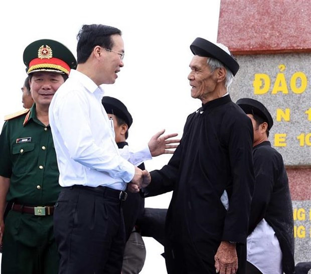 President Vo Van Thuong talks with a local resident. (Photo: VNA) President Vo Van Thuong talks with a local resident. (Photo: VNA)