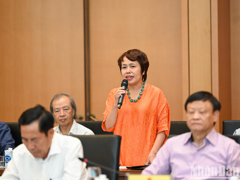 Journalist Dang Thi Phuong Thao, Deputy Editor-in-Chief of Thanh Nien Newspaper speaks at the meeting.