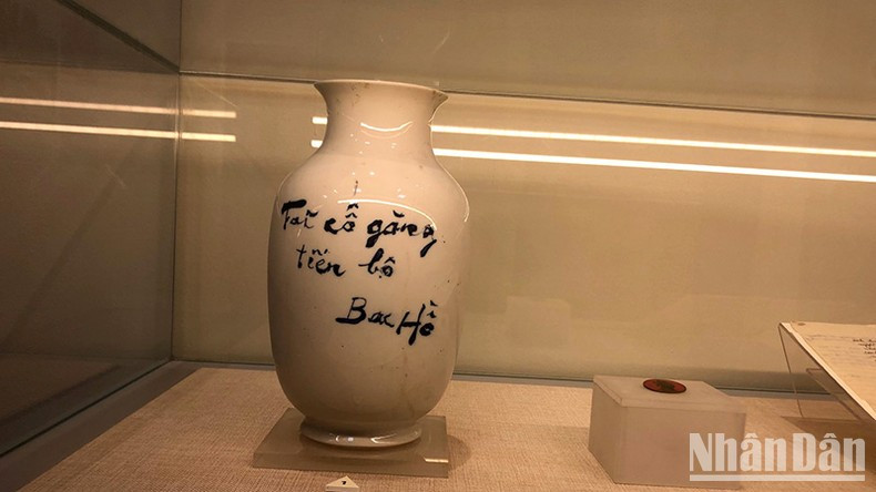 Porcelain vase with autographs of President Ho Chi Minh.