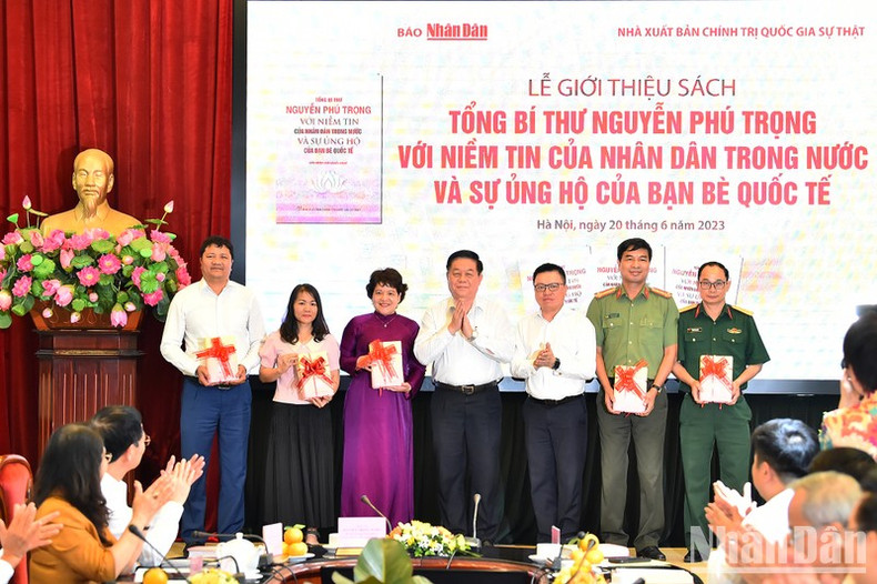 At the book launching ceremony (Photo: NDO) At the book launching ceremony (Photo: NDO)
