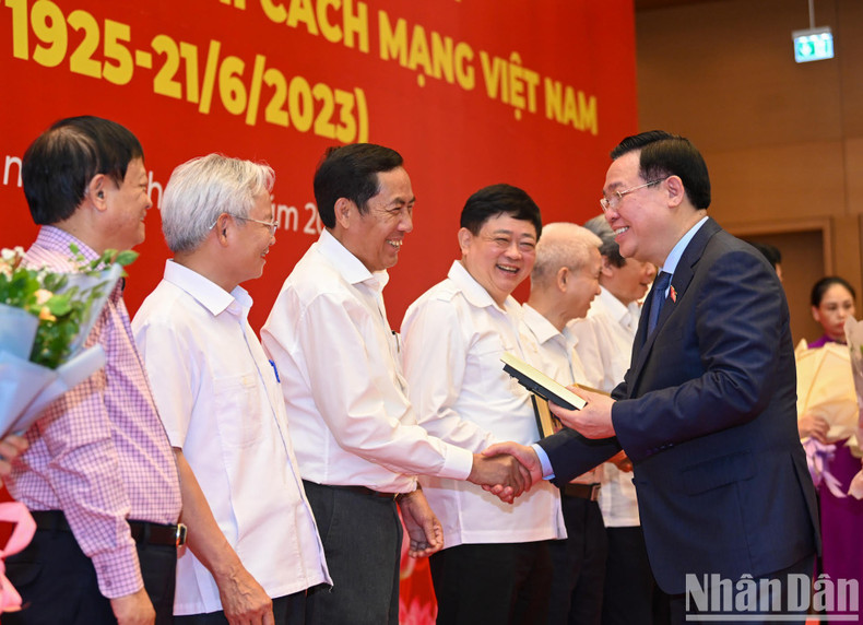 National Assembly Chairman Vuong Dinh Hue presents souvenirs to the former Editor-in-Chief of Nhan Dan Newspaper Thuan Huu.
