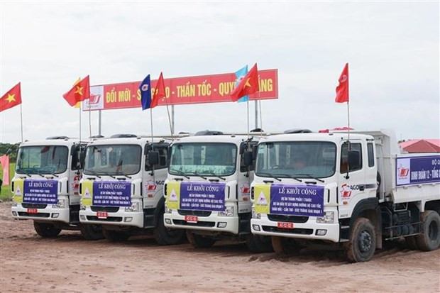 Vehicles are ready to carry out the construction of the first phase of the Soc Trang - Can Tho - Chau Doc Expressway Project. (Photo: VNA)