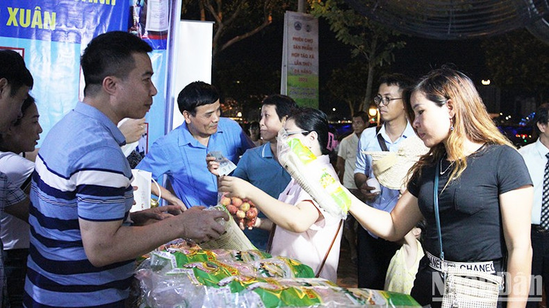 Customers visit and shop at the fair