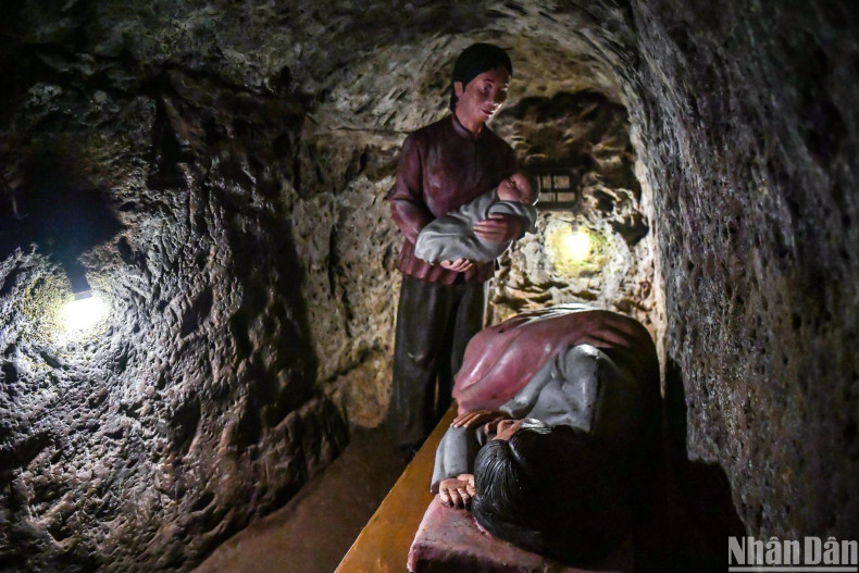 Along both sides of the tunnel, small niches (1.8m deep, 0.8m wide) are dug into the wall, creating places for families of 3-4 people to live or arranged as maternity rooms. Along both sides of the tunnel, small niches (1.8m deep, 0.8m wide) are dug into the wall, creating places for families of 3-4 people to live or arranged as maternity rooms.