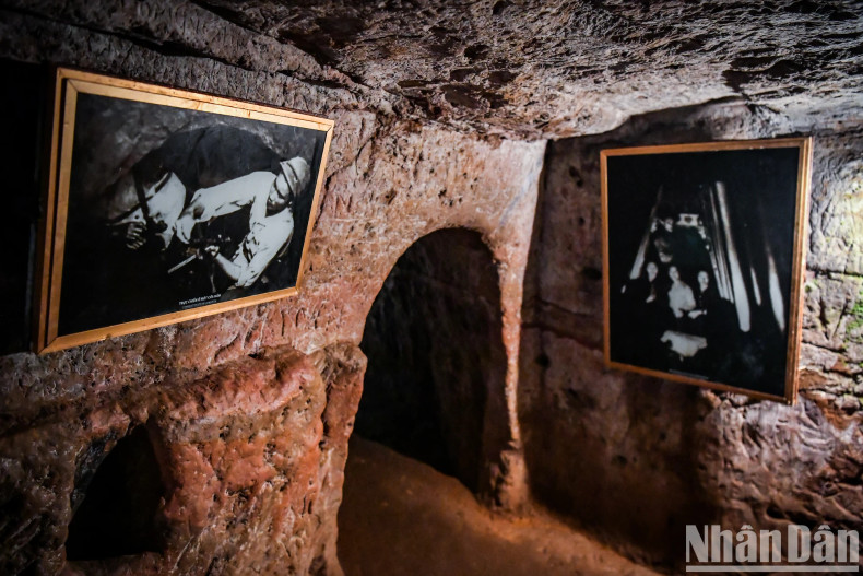 Some photos are displayed in the tunnel today. Some photos are displayed in the tunnel today.