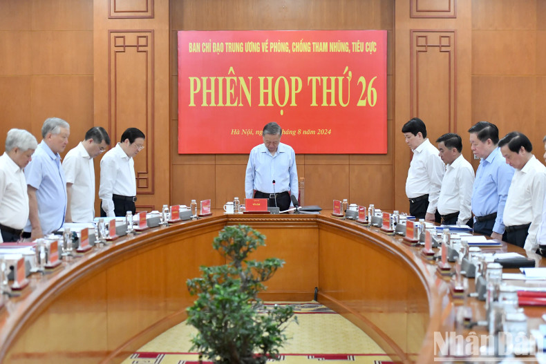 General Secretary and President To Lam and other Party and State leaders and delegates observe a minute of silence to commemorate the late General Secretary Nguyen Phu Trong.