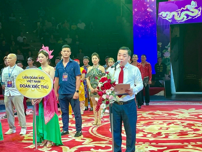 Tran Huong Duong, Deputy Director of the Department of Performing Arts and Head of the Organizing Committee of the Competition, give the opening speech. (Photo: Trang Anh)