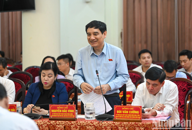 Chairman of the National Assembly (NA) Committee for Culture and Education Nguyen Dac Vinh speaks at the meeting.