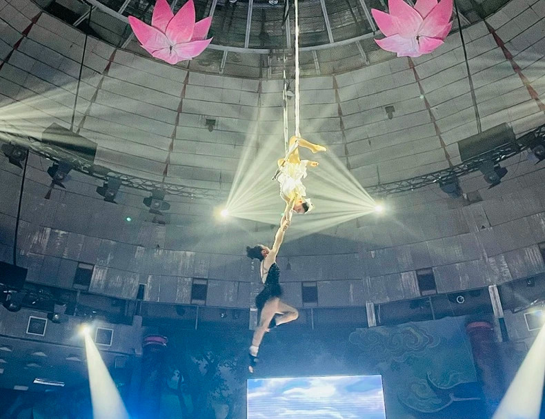 The opening performance of "Female Couple Swing" by Phuong Nam Art Theater. (Photo: Trang Anh)