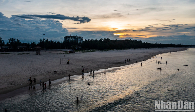 If the sunrise on Cua Viet Beach has a pure, vibrant beauty, the sunset here has a gentle, charming and dreamy beauty, with a soft pink-red colour.