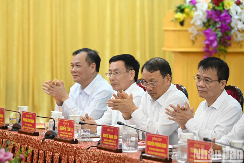 The Standing Committee of Nam Dinh Provincial Party Committee attending the working session.