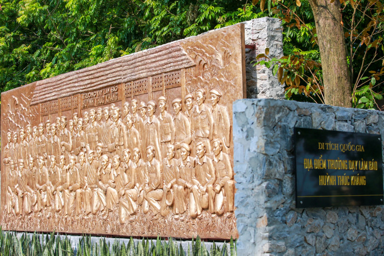 The yard is a space for organising events, highlighted by a relief of 48 portraits of the school's Board of Directors, lecturers and students.