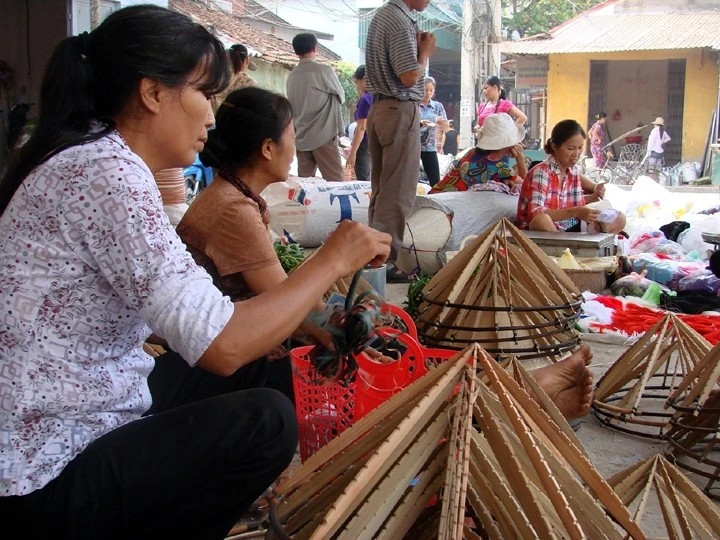 Conical hat making in Chuong Village, Thanh Oai District.