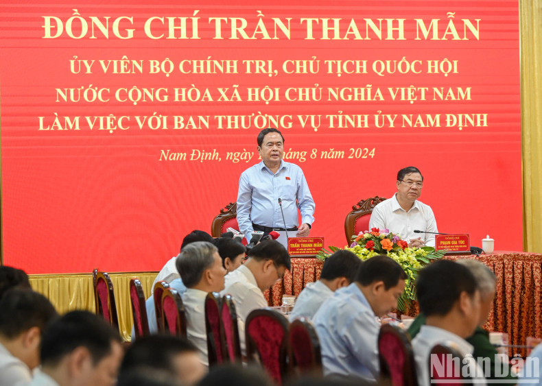 NA Chairman Tran Thanh Man gives a directive speech at the meeting.