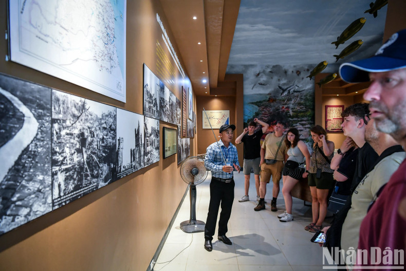 In the relic site, there is also an exhibition house. This is a place to help visitors better understand the formation process as well as the lives of the people in the "tunnel village" of Vinh Moc. In the relic site, there is also an exhibition house. This is a place to help visitors better understand the formation process as well as the lives of the people in the "tunnel village" of Vinh Moc.