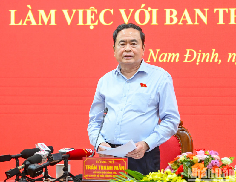 NA Chairman Tran Thanh Man gives a directive speech at the meeting.