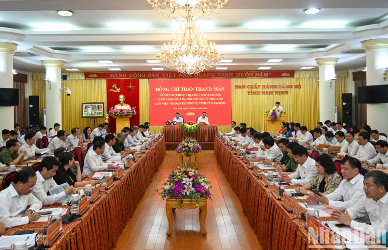 Overview of the meeting with the Standing Committee of the Nam Dinh Provincial Party Committee.