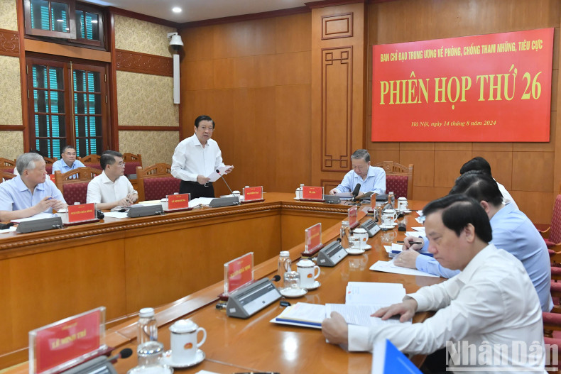 Phan Dinh Trac, Politburo member, Secretary of the Party Central Committee (PCC) and Chairman of the PCC's Commission for Internal Affairs speaks at the meeting.