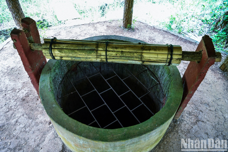 The ventilation well both circulates air and is a way to transport soil and rock to the outside. The ventilation well both circulates air and is a way to transport soil and rock to the outside.