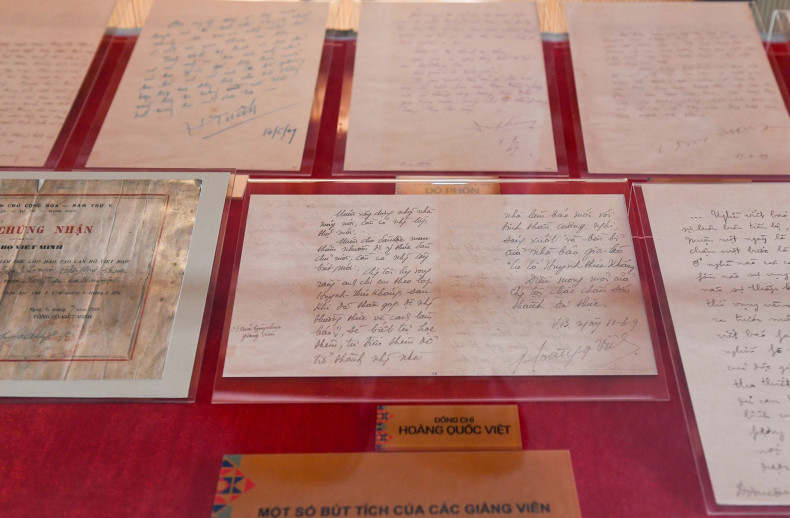 In addition to the spatial graphics system, the Vietnam Press Museum also introduces the writings of lecturers, such as Vo Nguyen Giap, Hoang Quoc Viet, To Huu, Do Duc Duc, Quang Dam, Nguyen Thanh Le, Ha Xuan Truong, Nguyen Van Hai, Tu Giay, and Do Phon.