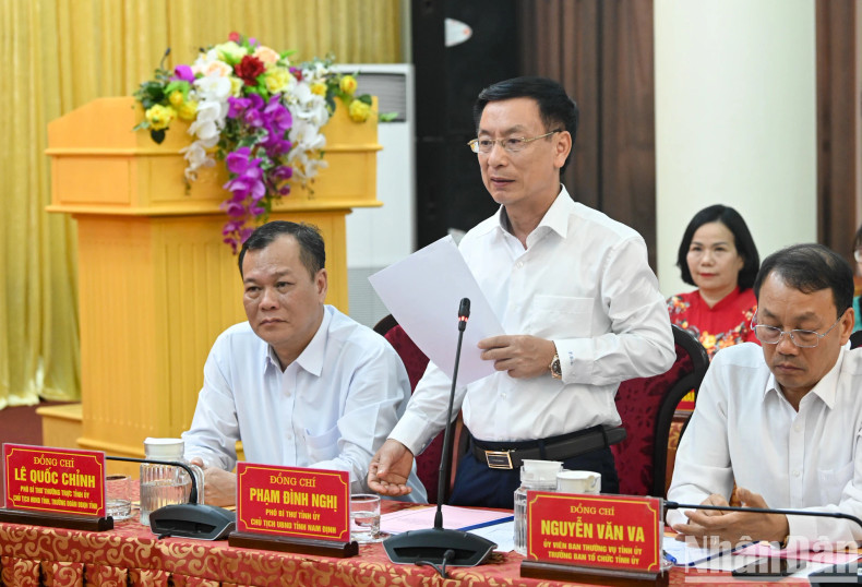 Chairman of the Provincial People's Committee Pham Dinh Nghi speaks at the working session.