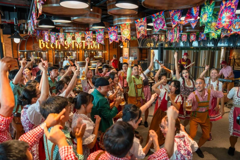 The festive atmosphere and delightful craft beers at Sun World Ba Na Hills keep visitors entertained throughout their stay