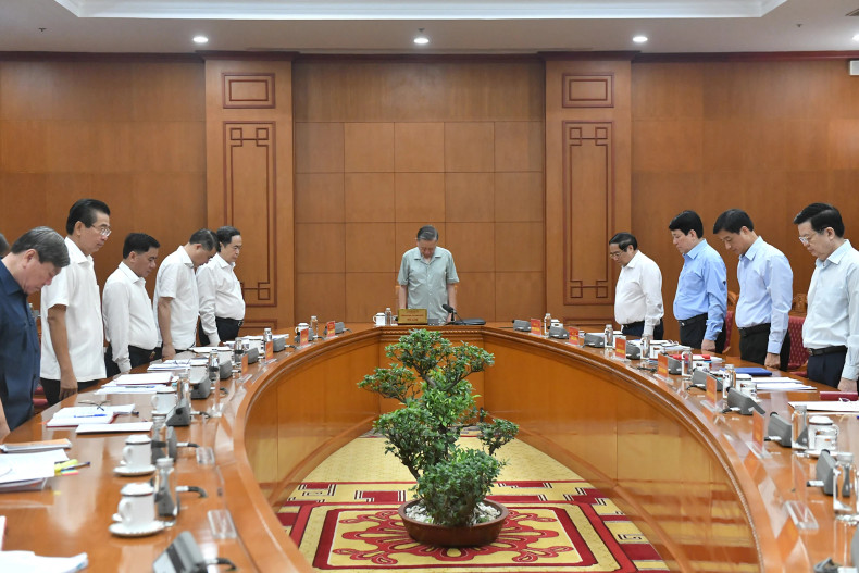 General Secretary and President To Lam and Party and State leaders and members of the sub-committee observe a minute of silence in memory of General Secretary Nguyen Phu Trong. General Secretary and President To Lam and Party and State leaders and members of the sub-committee observe a minute of silence in memory of General Secretary Nguyen Phu Trong.