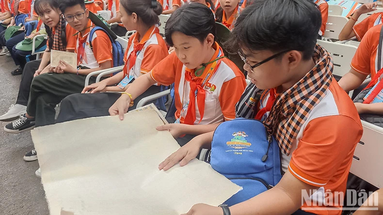 Children learn about Do paper.