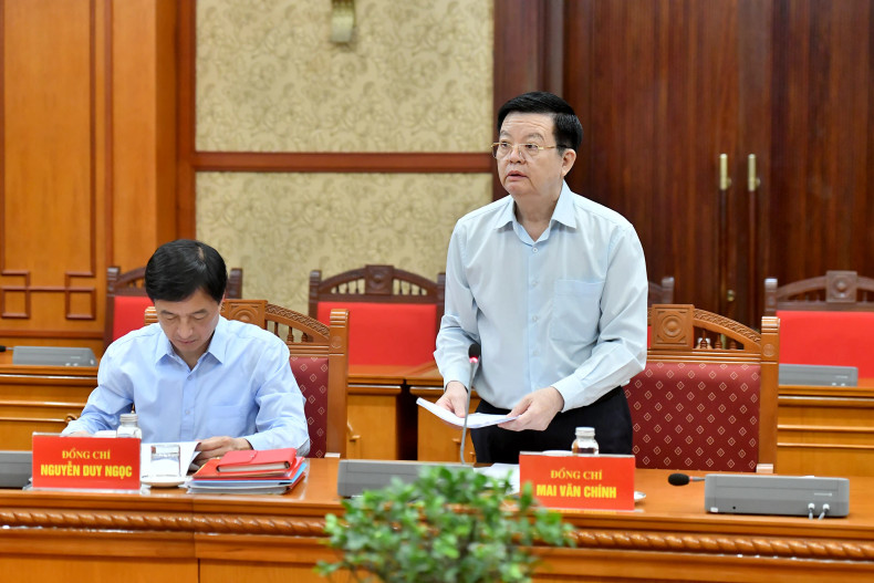 Mai Van Chinh, Deputy Head of the Party Central Committee (PCC)'s Commission for Organisation, presents a report at the meeting. Mai Van Chinh, Deputy Head of the Party Central Committee (PCC)'s Commission for Organisation, presents a report at the meeting.